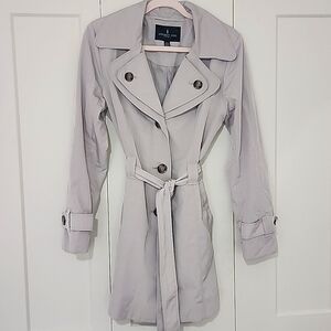 Woman's London Fog Grayish Hue Rain/Trench Coat with Belt and Lapel, Size M